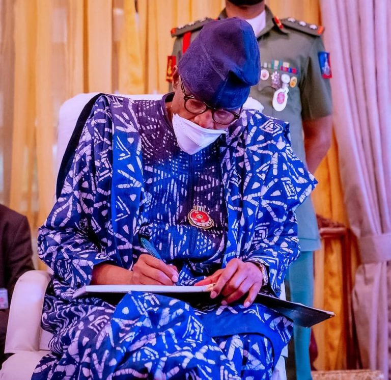 President Buhari Visit Shonekan’s Family To Share His Condolence In Lagos | MarvelTVUpdates