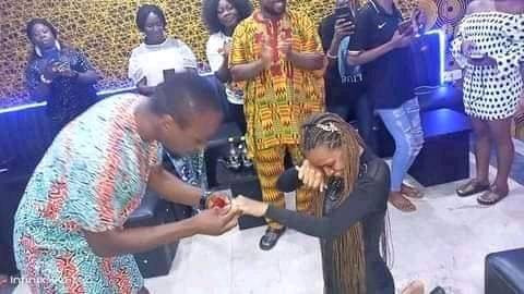 Nigerian lady Kneels To Accept Her Boyfriend’s Marriage Proposal. Says “It Is Against Our Culture For A Man To Kneel For A Woman” | MarvelTvUpdates