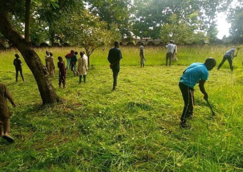 Christians Assists Muslims Clear Grass Ahead Of Sallah In Kaduna | MarvelTvUpdates