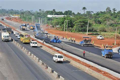 Unknown Gunmen Rob Motorists On Lagos-Ibadan Expressway (VIDEO) | MarvelTvUpdates