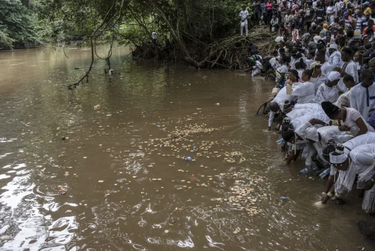 Osun-Osogbo Festival: Devotees Ignore State Govt Warning, Drink Water From Contaminated Osun River (VIDEO) | MarvelTvUpdates