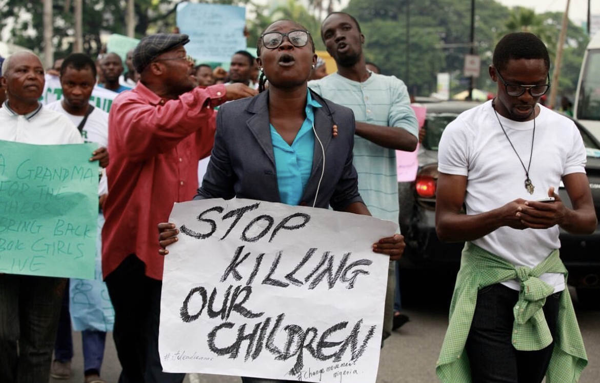 Angry Mob Beats Fake Estate Agent, Others For Allegedly Trying To Kidnap Lagos Schoolgirl | MarvelTvUpdates