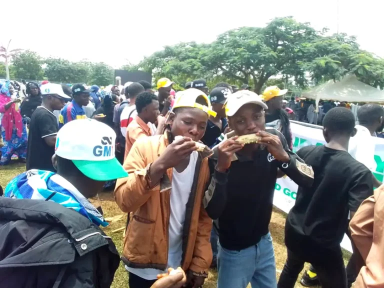 [PHOTOS] : Tinubu’s Supporters Spotted Eating “Agbado” A Yoruba Word For Corn In Abuja | MarvelTvUpdates