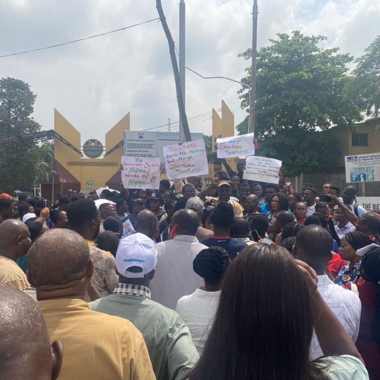 JUST-IN: Students, Lecturers Protest Half-Pay In UNILAG (PHOTOS) | MarvelTvUpdates