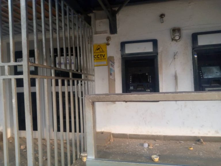 Protesters Attack Bank In Sapon, Abeokuta (VIDEO) | MarvelTvUpdates