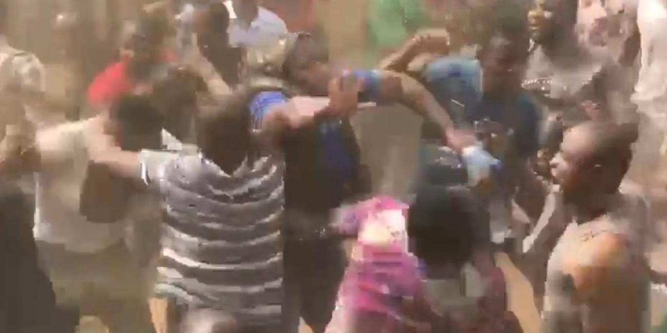 2023 Elections: Angry Mob Beats Corps Member To Death For Locking Self In Room, Putting Thumbprint On Ballot Papers For APC In Abuja (VIDEO) | MarvelTvUpdates