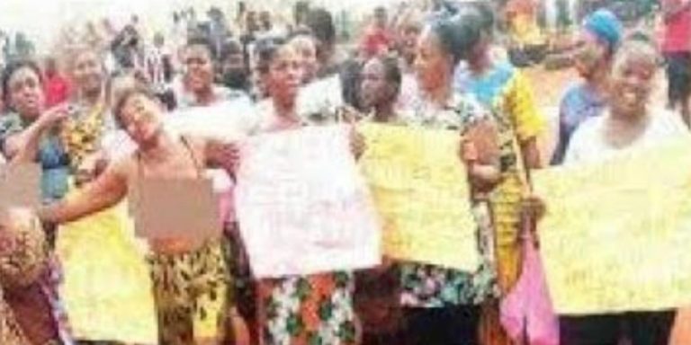 Anambra Women Protest Against Tradition Of Forcing Widows To Drink Water Washed Off Their Dead Husbands | MarvelTvUpdates