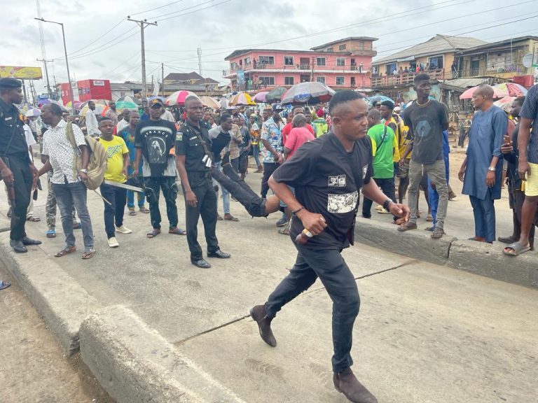 Angry Mob Beats Lagos Policeman Unconscious For Pushing Man Into BRT Lane | MarvelTvUpdates