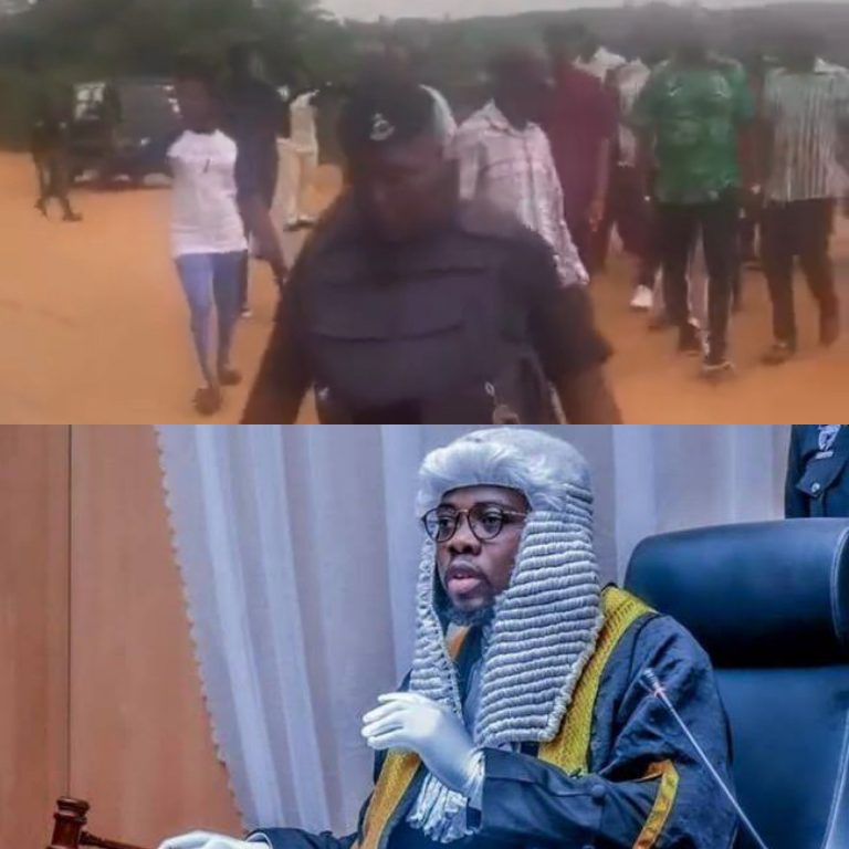 Osun Assembly Speaker, Egbedun Caught Policemen Extorting Money From Youths, Orders Immediate Refund (VIDEO) | MarvelTvUpdates 