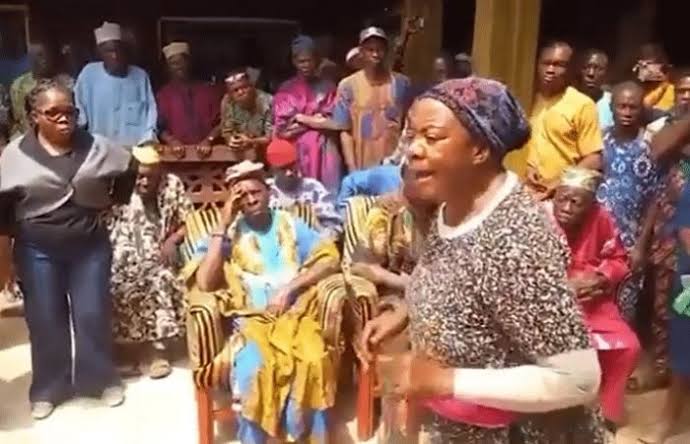 [VIDEO]: “Slain Ekiti Monarch Asked Us To Vote APC” – Woman Tells Governor Biodun Oyebanji During Visit | MarvelTvUpdates