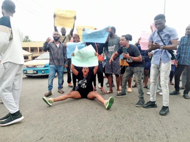 Ondo Youths Protest EFCC Raid on Night Clubs, Arrest of 127 Suspects | MarvelTvUpdates