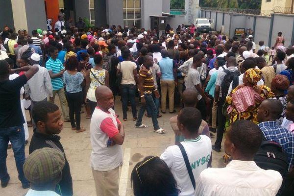 Cash Scarcity Persists Across Nigeria As Banks Ignore CBN’s Order | MarvelTvUpdates